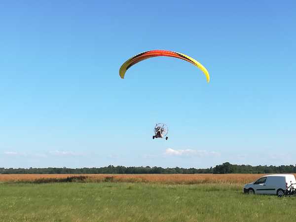 Paramoteur Yve air pub Chariot biplace, moteur hirsch puissance 55 CH : Paramoteur bi très puissant ,peu servi. Paramoteur bi très puissant ,peu servi
