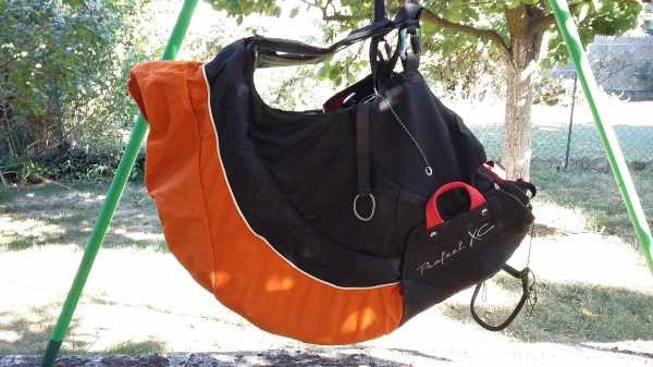 Sellette Sup Air Profeel XC : Sellette Sup Air Profeel XC avec parachute de secours. Sellette Sup Air Profeel XC avec parachute de secours