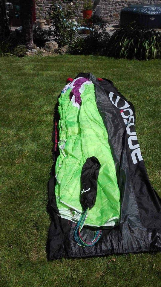 Parapente Niviuk Takoo 3 : Biplace NIVIUK Takoo 3 39m2 état neuf + sac Kargo 220L. Biplace NIVIUK Takoo 3 39m2 état neuf + sac Kargo 220L