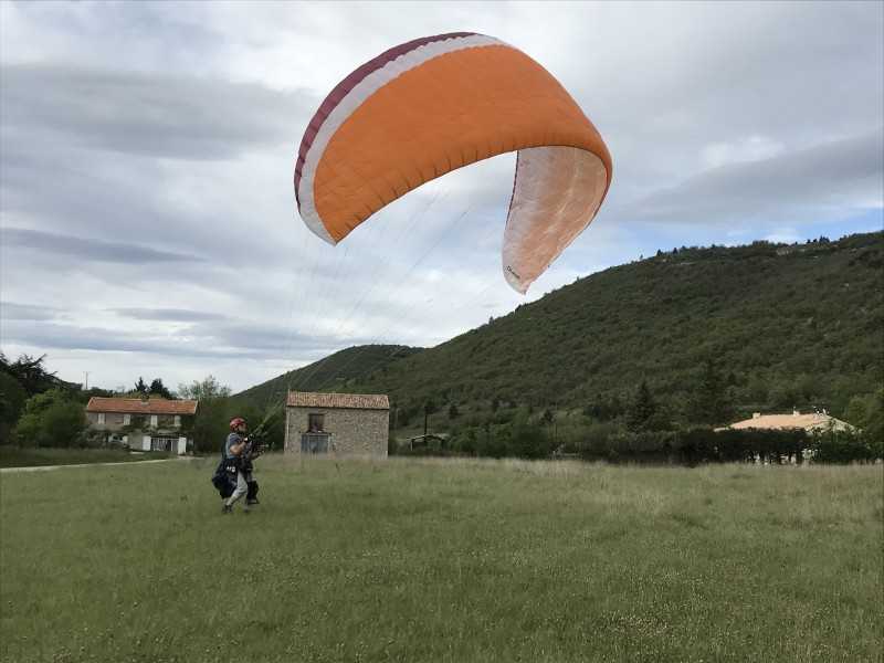Parapente Nervures Diamir : Vends Diamir L 100 heures de vol, très bon état. Vends Diamir L 100 heures de vol, très bon état