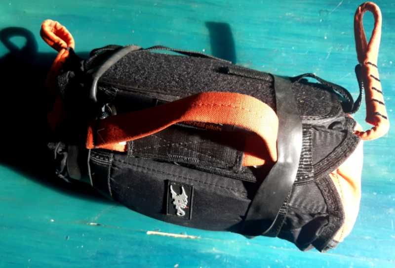 Parachute Skyman Ultra Cross : parachure Skyman jamais servi avec son container Independence x-Light. parachure Skyman jamais servi avec son container Independence x-Light
