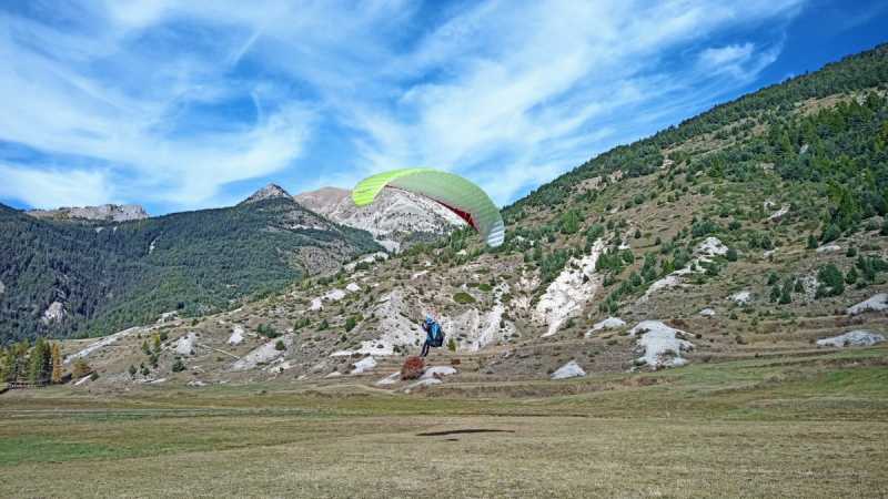 Parapente GIN GLIDERS YETI 5 : GIN YETI 5 23m² Light ENA PTV 65-90 ETAT NEUF suite changement PTV. GIN YETI 5 23m² Light ENA PTV 65-90 ETAT NEUF suite changement PTV
