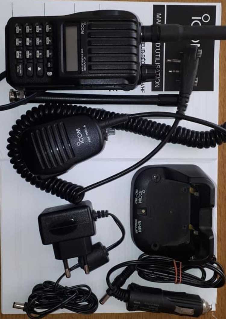 Radio ICOM IC-V80 État neuf + Micro déporté et accessoires.