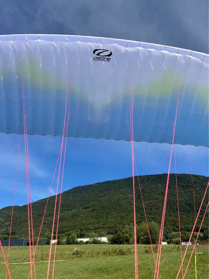 Parapente Ultralight Réversible : Pack ozone ultralight 4 avec parachute de secours et sellette réversible en très bonne état. Pack ozone ultralight 4 avec parachute de secours et sellette réversible en très bonne état