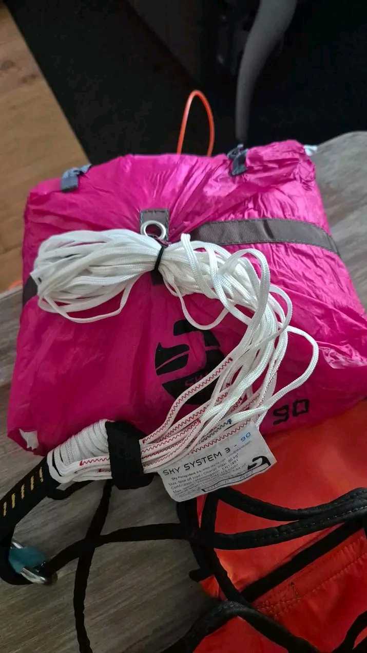 Parachute Système Sky : Parachute de secours Sky system 3 90kg. Parachute de secours Sky system 3 90kg